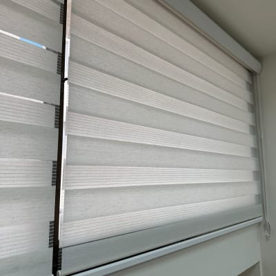 וילון גלילה אפור עם פסים אופקיים