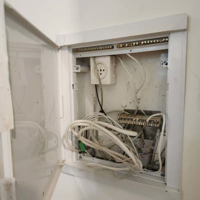 ארון תקשורת עם כבלים וחיבורים