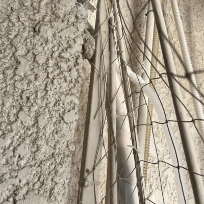 צינורות ומתקנים על קיר חיצוני