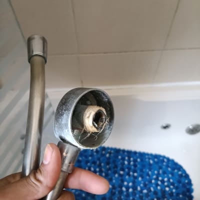 ראש מקלחת עם צינור במקלחת