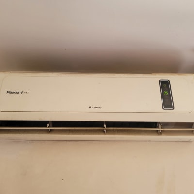 מזגן קיר עם תצוגת טמפרטורה 25 מעלות