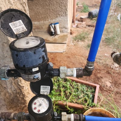 מד מים עם צינורות כחולים וחיבורים