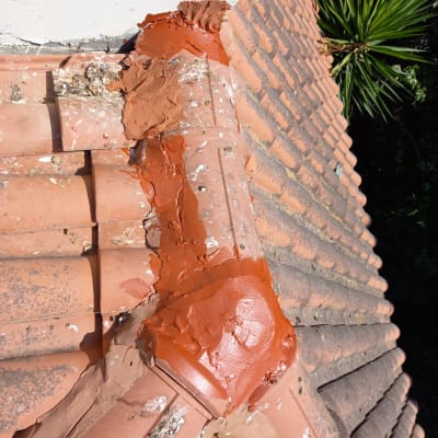 תיקון גג רעפים עם חומר איטום חום