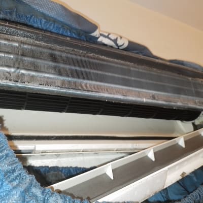 יחידת מיזוג אוויר פתוחה עם כיסוי כחול