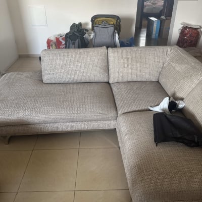 ספה פינתית בהירה על רצפת אריחים