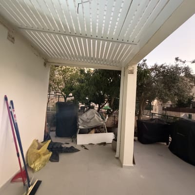 פרגולה מאלומיניום עם כלים לניקוי בחצר