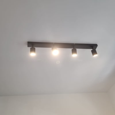 תאורת ספוטים מותקנת על תקרה לבנה