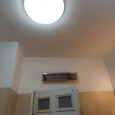 תקרה צבועה בלבן עם תאורה עגולה