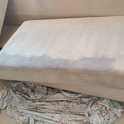 ניקוי ספה עם מכשיר שאיבה מקצועי