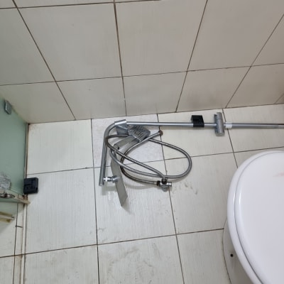 צינור מתכת וכלי עבודה על רצפת אריחים