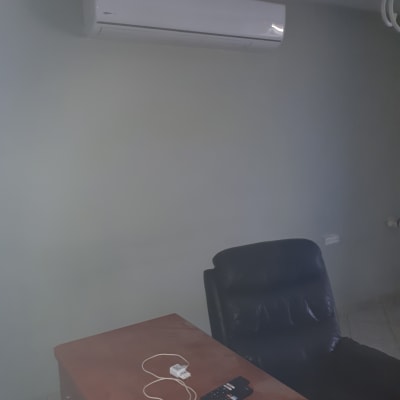 שולחן עם שלט ומטען על רקע קיר אפור