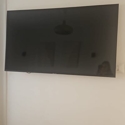 טלוויזיה מותקנת על קיר לבן