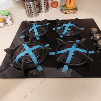 כיריים על משטח שיש במטבח