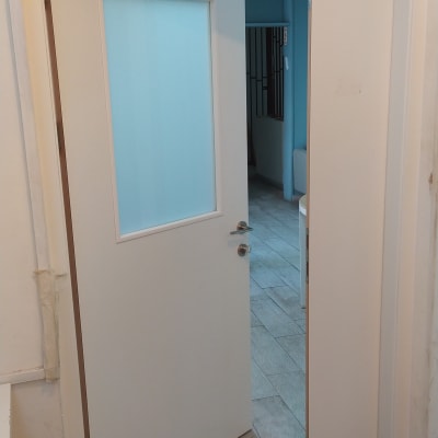 דלת לבנה עם חלון זכוכית פתוחה למחצה