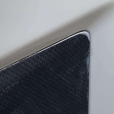 פינה של לוח שחור עם דוגמת יהלומים