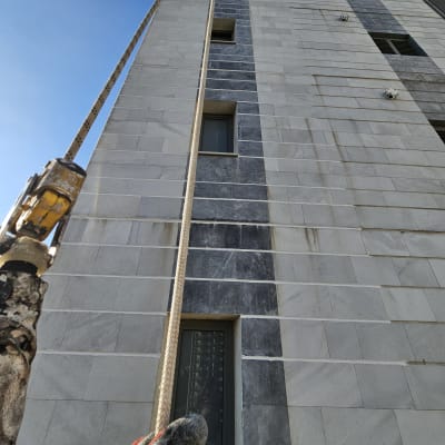 חבל טיפוס על קיר בניין גבוה עם חלונות