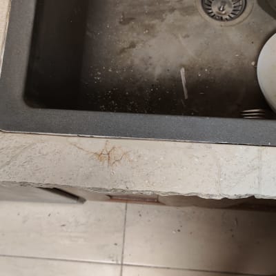 שיש עם סדקים ליד כיור מטבח