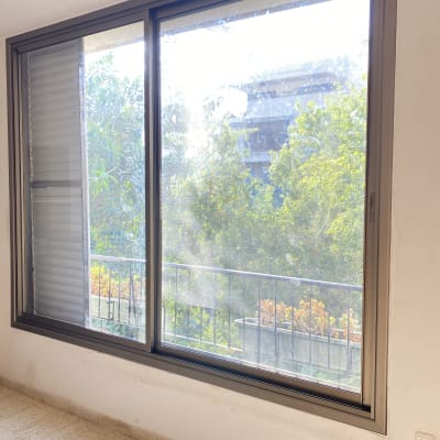 חלון אלומיניום גדול עם מסגרת אפורה