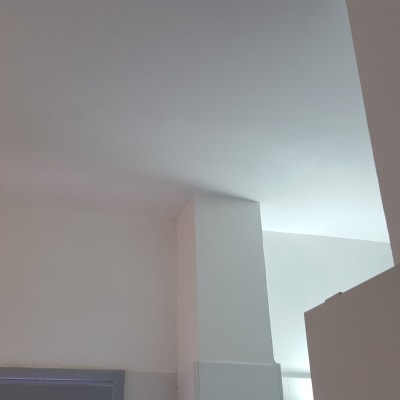 קירות ותקרה צבועים בלבן עם פינות חדות