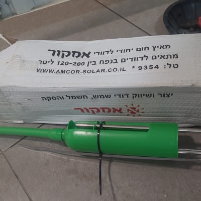 רכיב ירוק לדוד שמש על אריזת קרטון