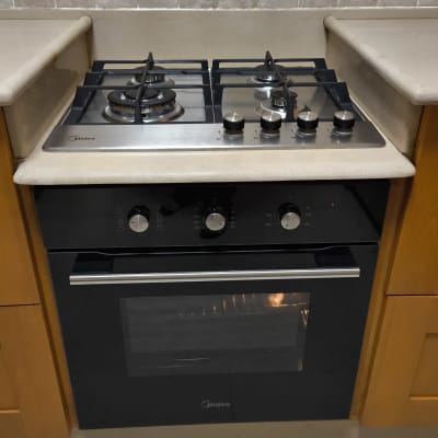 כיריים ותנור גז עם כפתורי שליטה