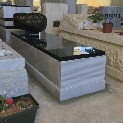 מצבות שונות עם עציצים ופרחים