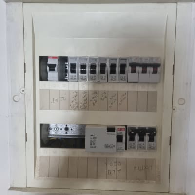 לוח חשמל עם מפסקים ומתגים שונים