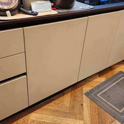 ארונות מטבח עם סירים וכלים על השיש