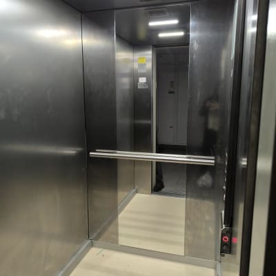 מראה זכוכית בתוך מעלית עם קירות מתכתיים