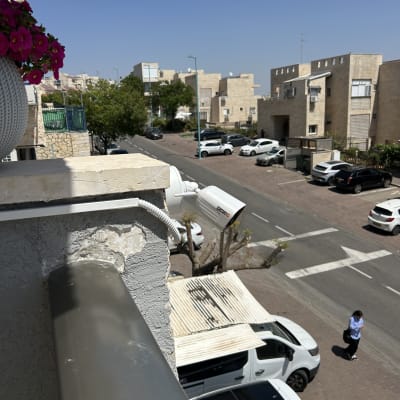 מצלמת אבטחה מותקנת על קיר חיצוני
