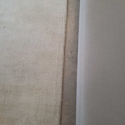 שטיח וספה בצבעים שונים על רצפה