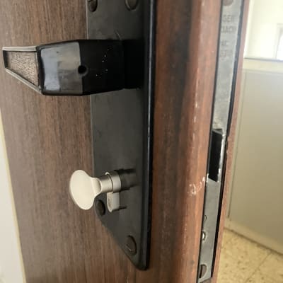 מנעול דלת שחור על דלת עץ חומה