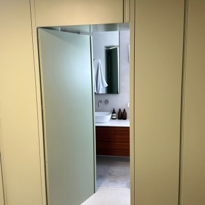 דלת עץ פתוחה עם ארון עץ בחדר אמבטיה