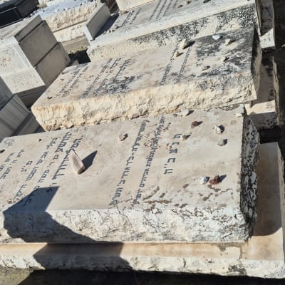 מצבות עם כתובות בעברית בבית קברות