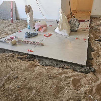 כלי עבודה וחומרים על רצפת שיפוץ