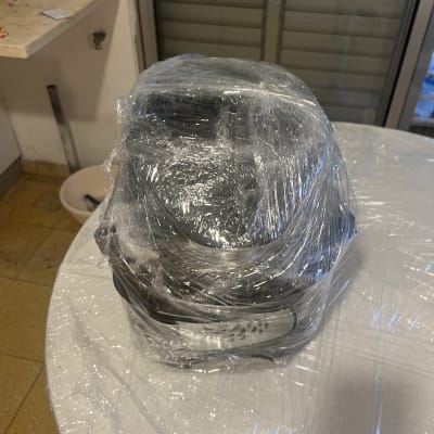 מכשיר עטוף בניילון על שולחן