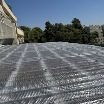 לוחות סנטף חדשים ומורכבים בברגים על גבי פרגולה