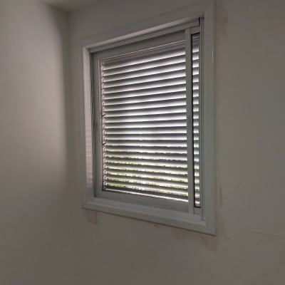 חלון אלומיניום עם תריסים סגורים