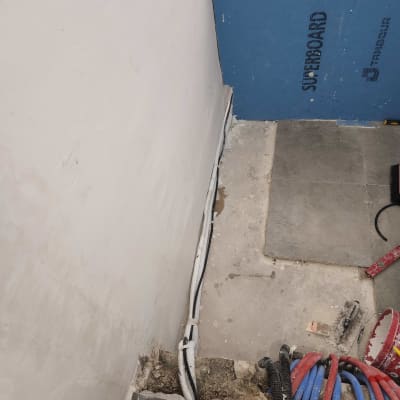 צינורות מיזוג אוויר מותקנים לאורך הקיר