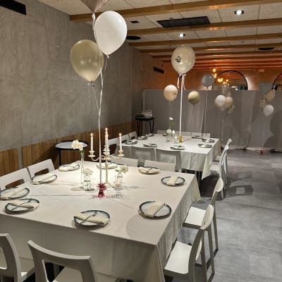 שולחנות מעוצבים עם בלונים לאירוע