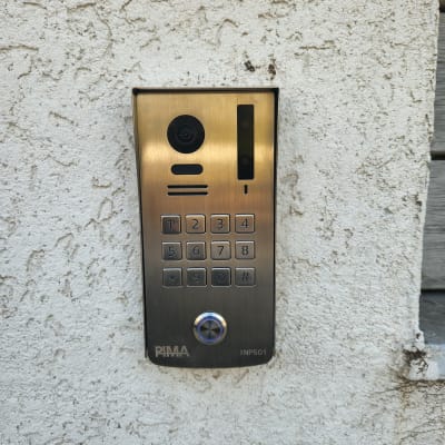 אינטרקום מתכתי עם מצלמה ולוח מקשים
