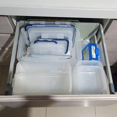 מגירה פתוחה עם קופסאות פלסטיק מסודרות