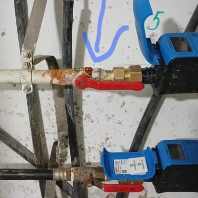 צנרת עם ברזים וכלים טכניים על קיר