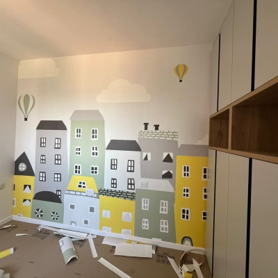 טפט עם ציור של בניינים ובלונים פורחים