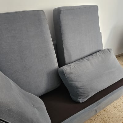 ספות אפורות עם כריות על רצפת אריחים