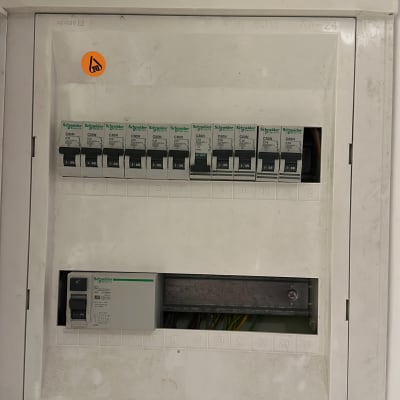 לוח חשמל עם מפסקים של שניידר אלקטריק