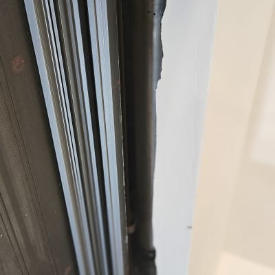 מסגרת תריסים מתכתית עם מסילה עליונה