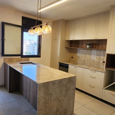 משטח שיש במטבח עם ארונות בהירים