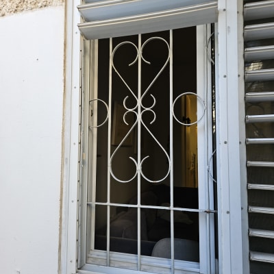 חלון עם תריסים וכלי עבודה על אדן החלון