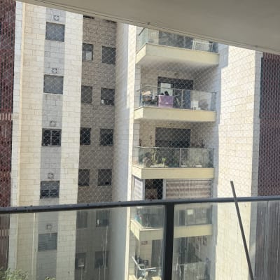 רשת יונים מותקנת על מרפסת בניין מגורים